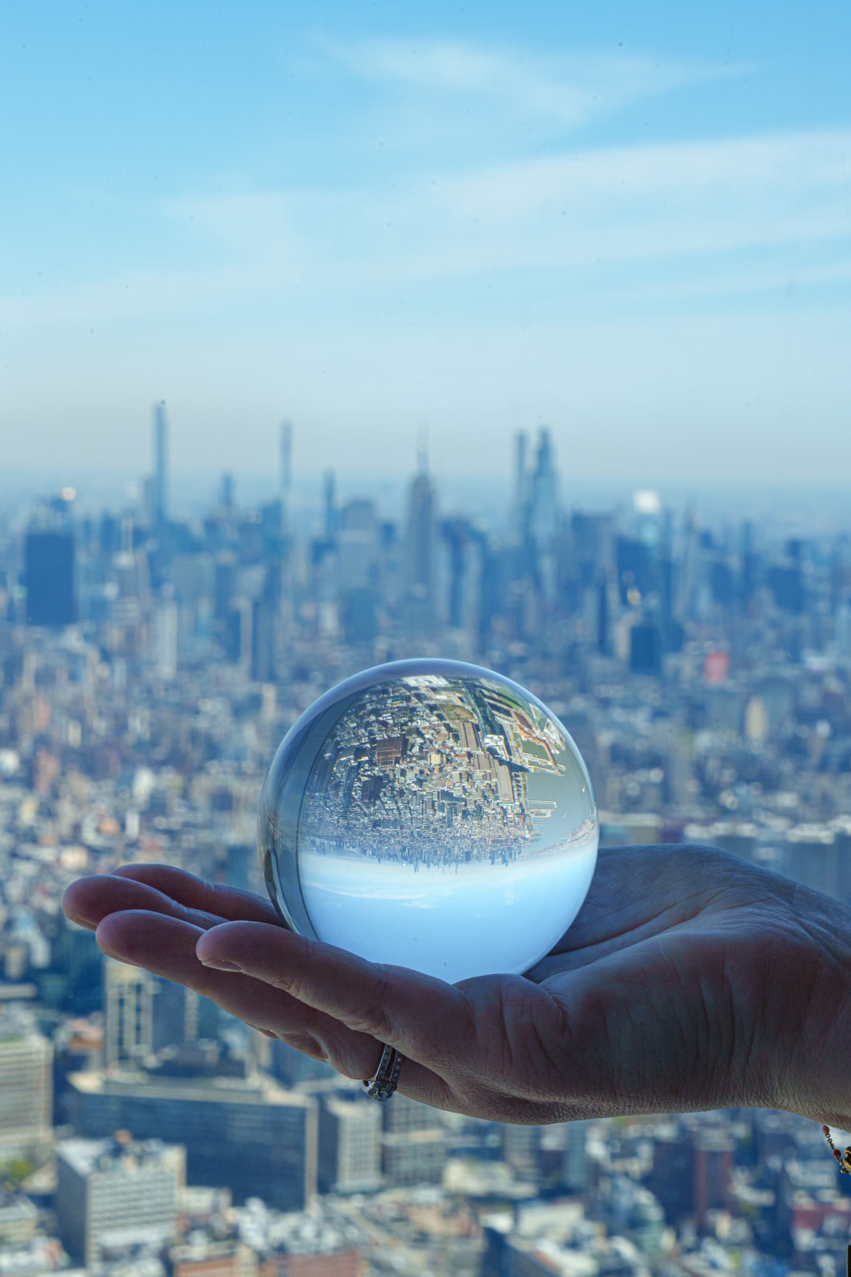 New York, vue au travers une boule de verre sur LeGuideNYC