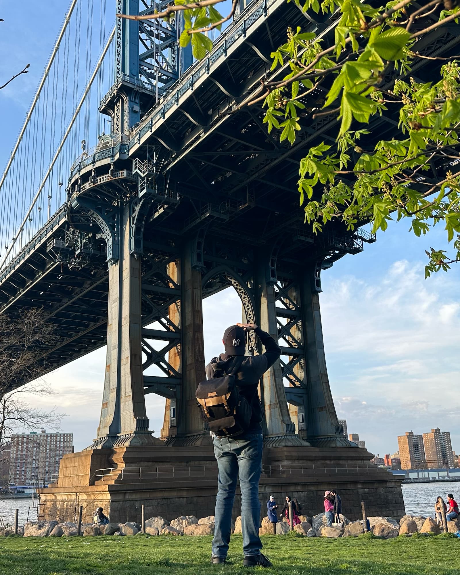 Mathieu devant le Manhattan Bridge