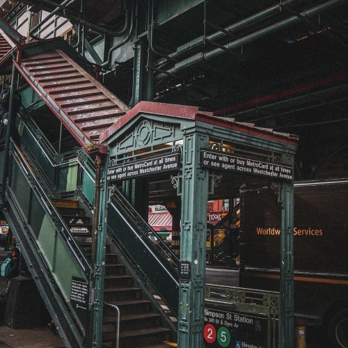 La station de métro de Simpson St dans le Bronx