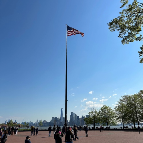 Le drapeau américain flotte sur Liberty Island