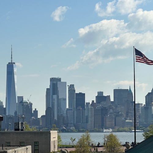 Drapeau américain, skyline depuis Liberty Island
