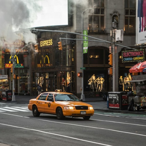 Taxi Jaune et cheminée