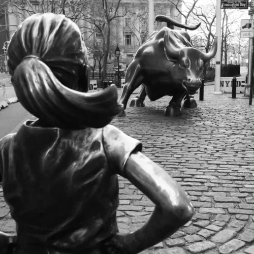 Fearless Girl face au Charging Bull Photo par Daniel Lloyd Blunk-Fernández 
