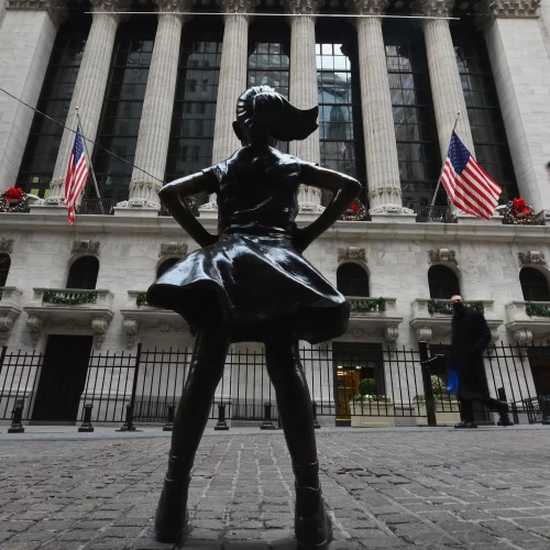 "Fearless girl", la statue située devant la bourse de New York (États-Unis). (ANGELA WEISS / AFP)