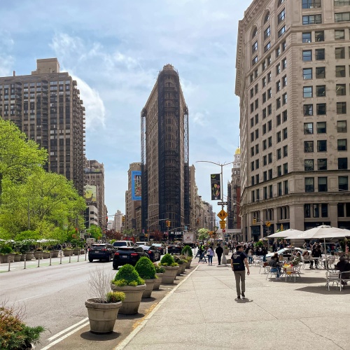 Le Flatiron (en travaux) depuis la rue