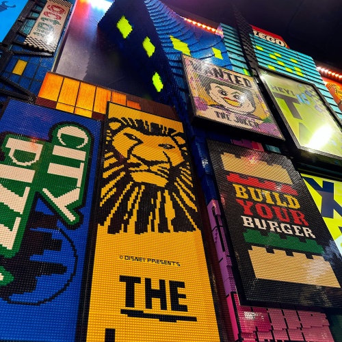 Des affiches de spectacle et film refaites en Lego - Lego Store NYC