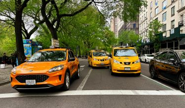 Les fameux taxis jaunes de NY. Comptez 10%-15% de tips pour la course