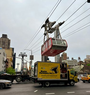 Le départ du téléphérique, juste au dessus de la route, côté Manhattan