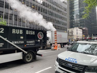 Cheminée du réseau de chauffage central en plein milieu de la chaussée