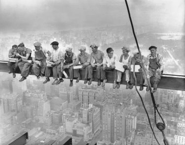 Déjeuner au sommet d’un gratte-ciel,&nbsp;Charles Clyde Ebbets. 1932.
