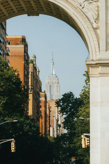 L'Empire State Building dans l'arche du Washington Square Park&nbsp;