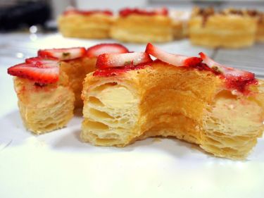 Un cronut aux fraises