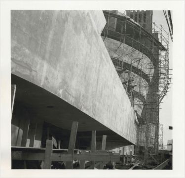 Façade du musée Guggenheim, avant son revêtement. William H. Short