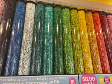 Difficile de choisir parmi les 16 couleurs de bonbons disponibles