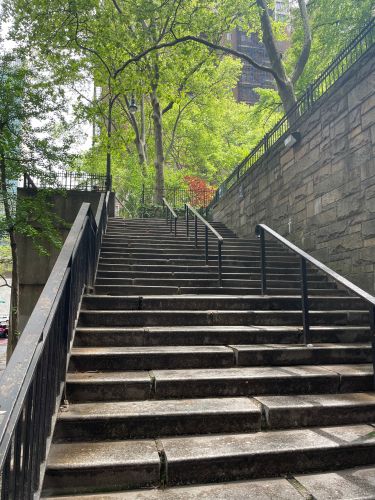 Escalier pour accéder au Tudor City Overpass