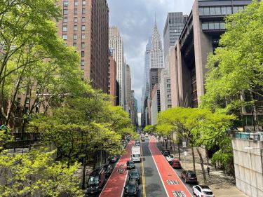 Tudor City Bridge, vue sur la 42ème rue et le Chrysler Building