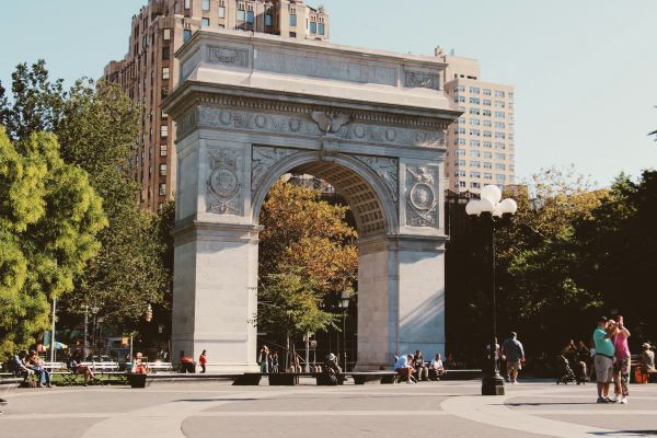 Entre Histoire et Modernité : Explorez le Washington Square Park