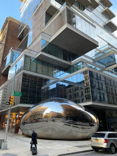 Entre lignes droites et rondeur, The Bean étincelle à TriBeCa ! 