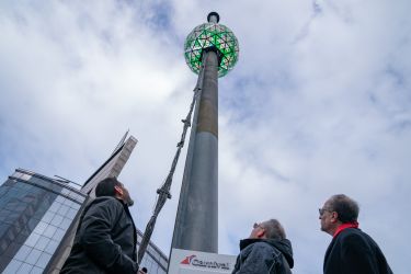 La boule de Times Square en vert, en haut de son mat. Crédit photo : Times Square Alliance