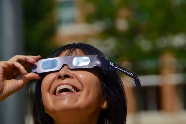 Attention : le port de lunettes à filtre spécifique est obligatoire pour observer le soleil. 
