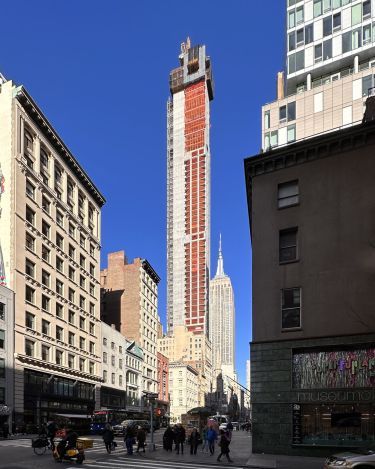 Un nouveau building se construit devant l'Empire State Building.