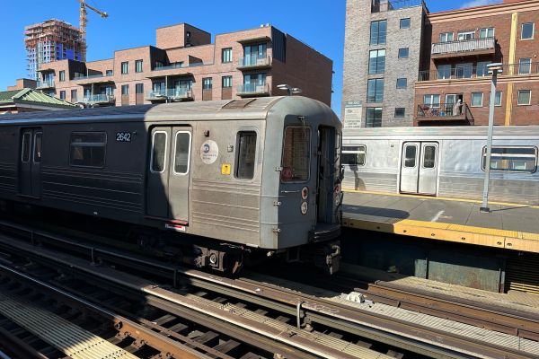 La garde nationale et des policiers vont contrôler les sacs dans le métro New Yorkais