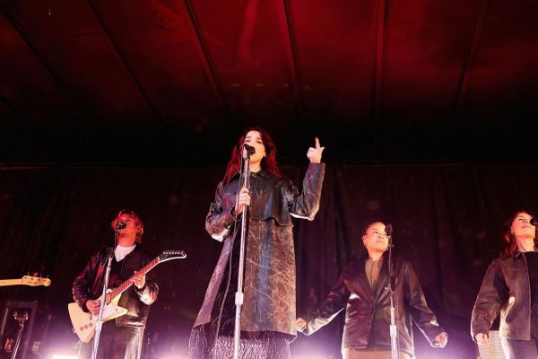 Dua Lipa en concert surprise à Times Square !