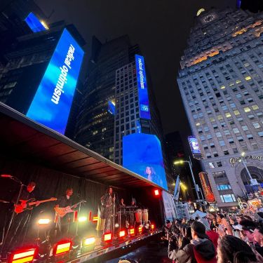 Dua Lipa en concert surprise à Times Square. Crédit Instagram DuaLipa