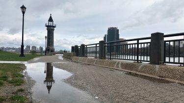 Jouer avec les flaques d'eau et le phare de Roosevelt Island