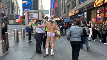 Le Naked Cowboy arpente Times Square toute l'année. 