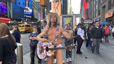Le Naked Cow Boy prend la pose ! 