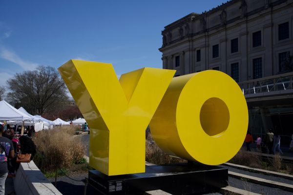 YO/OY la sculpture jaune à ne pas manquer à New York