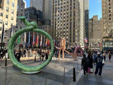 Trois sculptures de John Chamberlain exposées au Rockefeller Center
