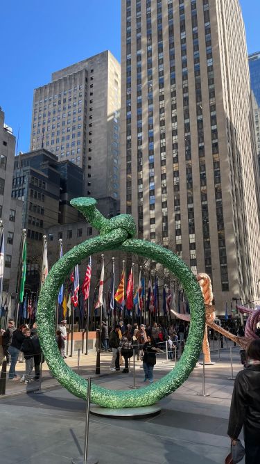 Trois sculptures de John Chamberlain exposées au Rockefeller Center