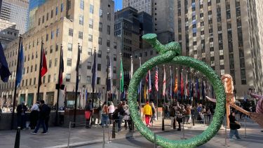 Trois sculptures de John Chamberlain exposées au Rockefeller Center