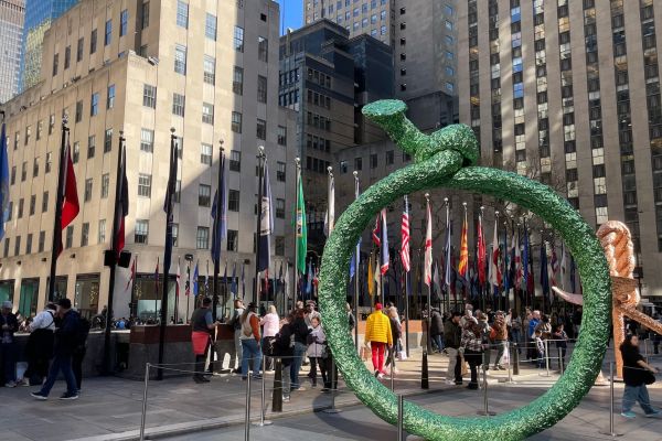 Trois sculptures de John Chamberlain exposées au Rockefeller Center