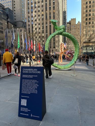 Trois sculptures de John Chamberlain exposées au Rockefeller Center