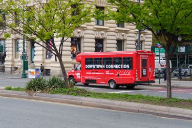 Les bus rouges Downtown Connection. Photo © Mathieu LESNIAK