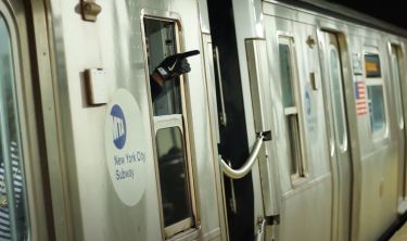 Pourquoi les conducteurs de métro pointent-ils du doigts en entrant dans la station ?