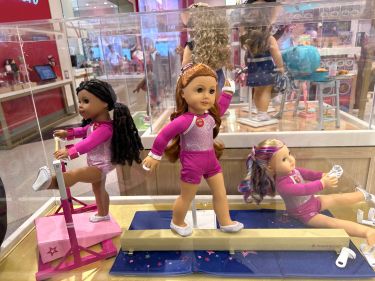 Une vitrine, une thématique. Ici, les gymnastes American Girl s'entrainent