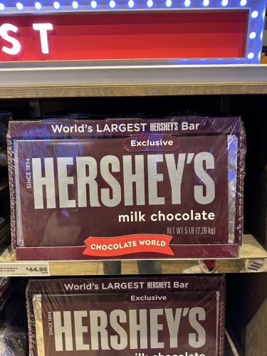 Acheter la plus grande tablette de chocolat Hershey est à New York ! 