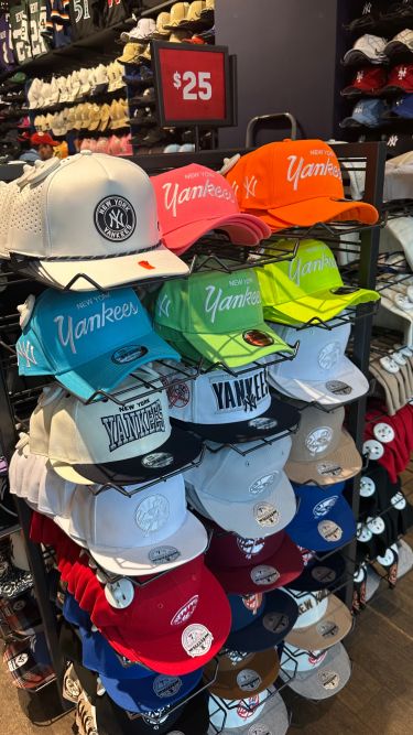 Retrouvez une large sélection de casquettes officielles à prix réduit