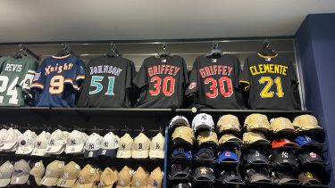 Jerseys et caps aux couleurs de votre équipe préférée disponibles chez Lids.