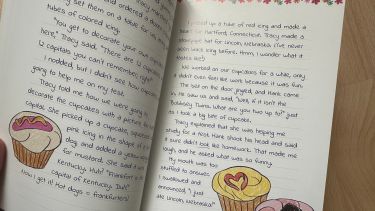 Alice, 10 ans, en immersion totale, dévore ses livres American Girl. 